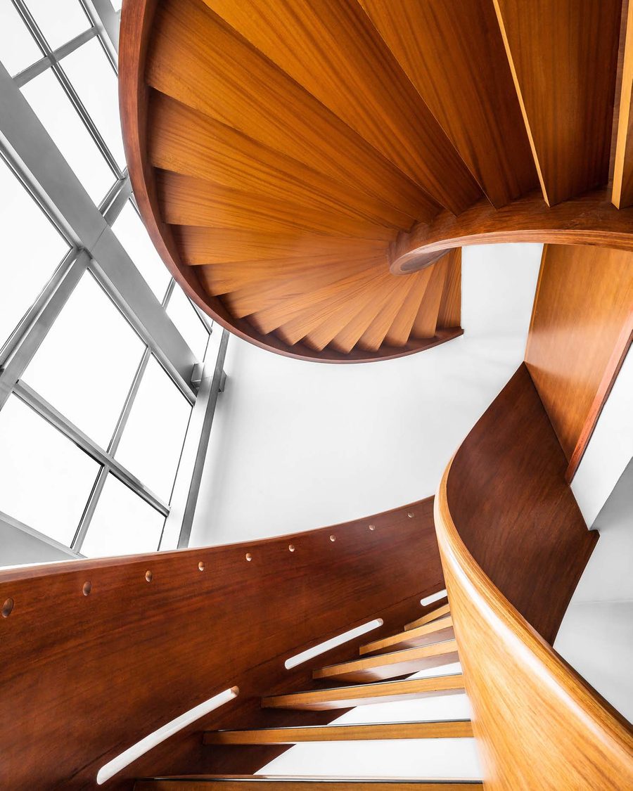 Wendeltreppe mit DAFENG-Holzmaserfolie veredelt